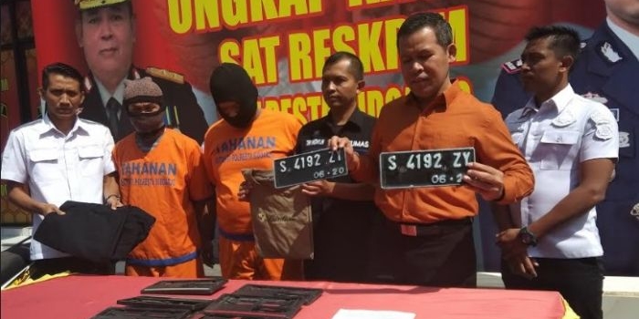 Tersangka pencurian motor, penadah, dan barang bukti saat dirilis di Mapolres Sidoarjo.