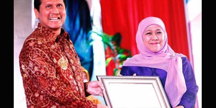 Khofifah saat menerima penghargaan. foto: SYUHUD/ BANGSAONLINE