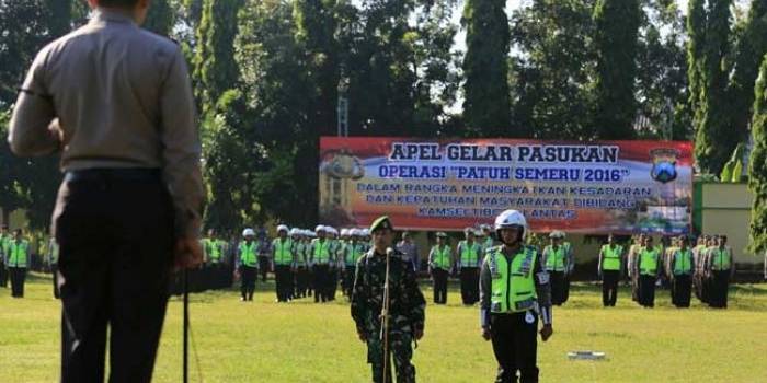 Sejumlah personel saat gelar Operasi Patuh 2016 di lapangan Pemkab Jombang, Senin (16/06). foto: BANGSAONLINE