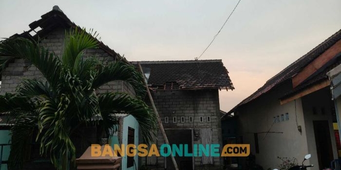 Kondisi rumah warga usai diterjang hujan angin kencang di Kota Blitar. Foto: Akina/BANGSAONLINE