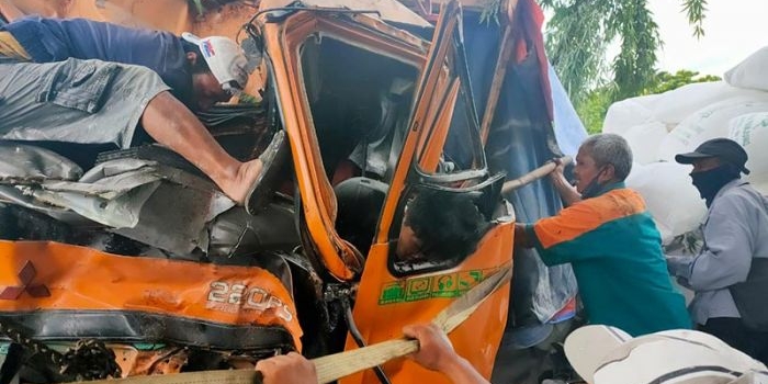 Korban yang terjepit bodi truk sedang dievakuasi.