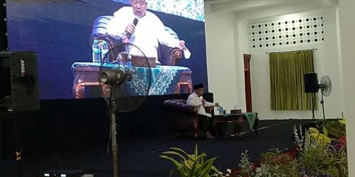 Prof. Dr. KH. Asep Saifuddin Chalim, M.A. saat memberikan mau