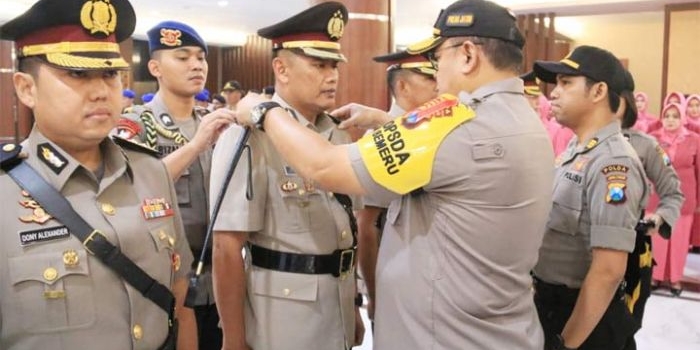 Kapolda Jatim Irjen Pol Luki Hermawan memimpin prosesi serah terima jabatan (sertijab) empat pejabat utama (PJU) Polda Jatim dan Kapolres Malang Kota. 