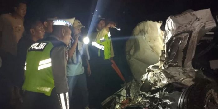 1-penumpang-mobil-sigra-putih-tewas-usai-tertemper-ka-sembrani-di-babat-lamongan