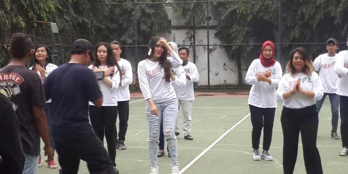 Foto yang diduga merupakan pengambilan video Via Vallen untuk materi kampanye Gus Ipul berlokasi di Pendopo Sidoarjo.