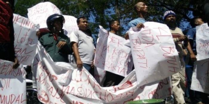 Aksi puluhan aktivis saat berdemo di depan kantor pemkab. (foto: rizal/BANGSAONLINE)