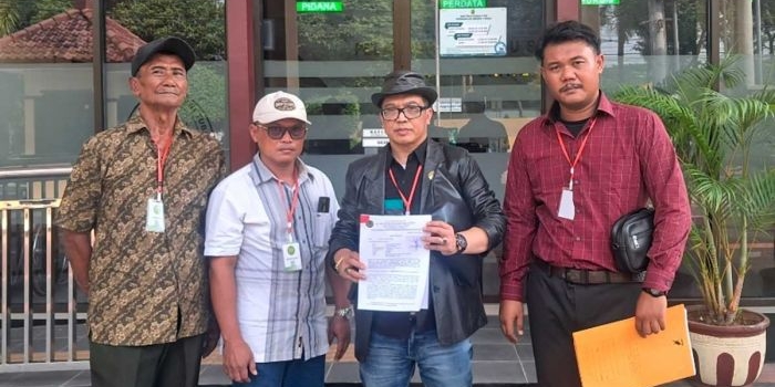 Kuasa hukum penggugat bersama para kliennya.