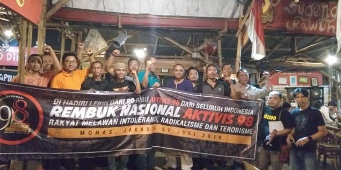 Peserta Rembuk Nasional Aktivis 98 asal Jawa Timur berkumpul di Surabaya sebelum berangkat ke Jakarta. foto: ist