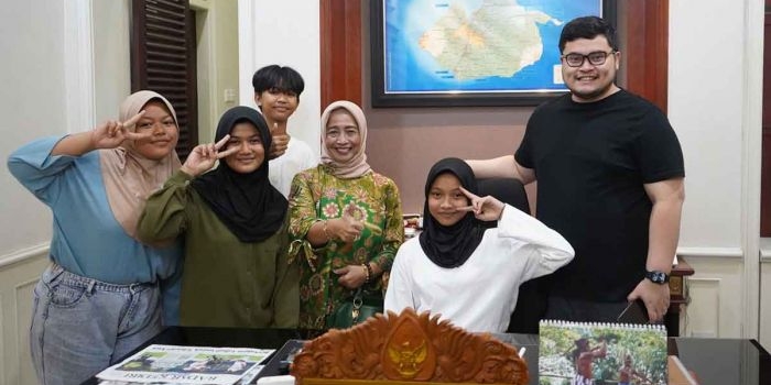 Bupati Kediri, Hanindhito Himawan Pramana, bersama beberapa siswa SMPN 2 Pare. Foto: Ist