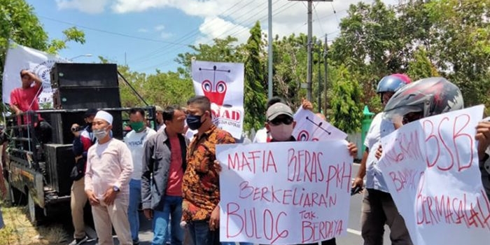 Aksi demo di Kantor Bulog Pamekasan. (foto: ist).