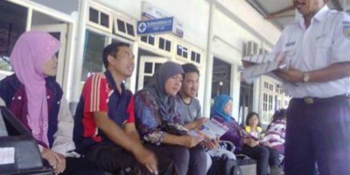 petugas sedang mengecek tiket calon penumpang. foto:m syafii/BANGSAONLINE