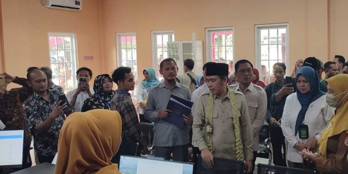 Bupati Jember ketika meninjau operasional MPP Mini di Kecamatan Tanggul.