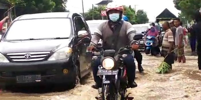 Kondisi Jalan Nasional Surabaya-Madiun tersendat karena tergenang banjir.