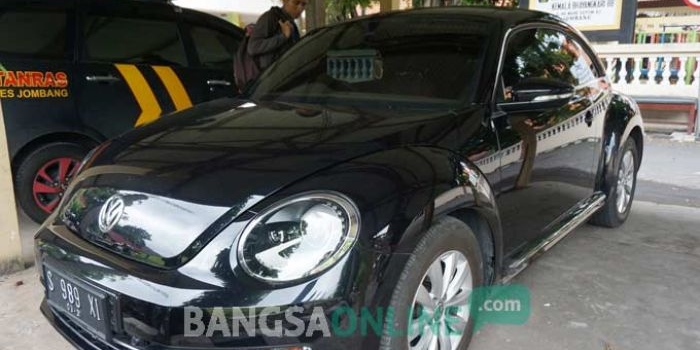 Mobil VW Beetle milik keluarga Ita Triwibawati yang disita KPK diparkir di Mapolres Jombang, Rabu (7/12/2016). foto: RONY SUHARTOMO/ BANGSAONLINE