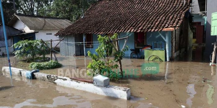 Kondisi salah satu rumah yang tergenang banjir. foto: RONY S/ BANGSAONLINE