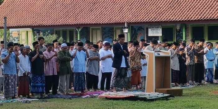 Ustadz Muhammad Jauhari Arif, saat memimpin salat id di Lapangan SDN Wonosari, Kecamatan Pagu, Kabupaten Kediri. Foto: MUJI HARJITA/ BANGSAONLINE