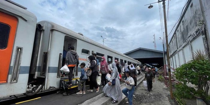 Penumpang saat antre sebelum masuk ke gerbong kereta api. Foto: Ist