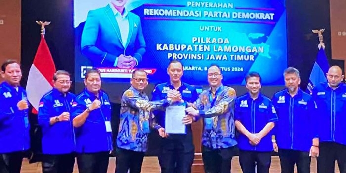 Ketua Umum DPP Demokrat, Agus Harimurti Yudhoyono (AHY), saat menyerahkan surat rekomendasi ke Abdul Ghofur-Firosya Shalati untuk maju Pilkada 2024 di Lamongan.