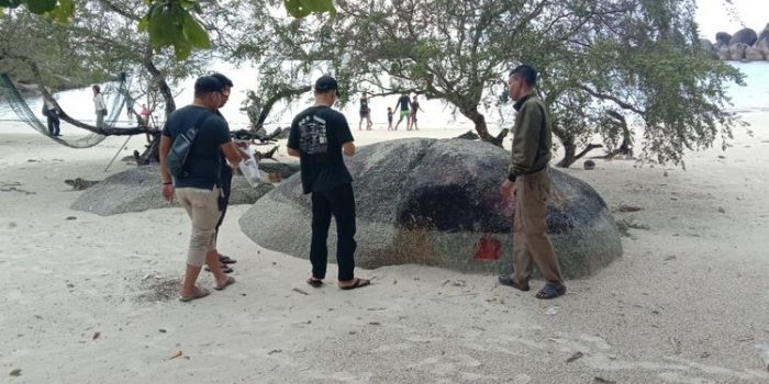 Pelajar Rayakan Kelulusan dengan Corat-Coret Batu Granit di Pantai Tanjung Tinggi Belitung. Foto: Ist