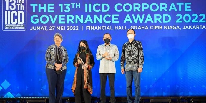 Direktur SDM dan Umum SIG, Agung Wiharto (ketiga dari kiri) menerima penghargaan kategori Best Right of Shareholders pada ajang The 13th Corporate Governance Award 2022 di Graha CIMB Niaga, Jakarta, Jumat (27/5/2022). foto: ist.