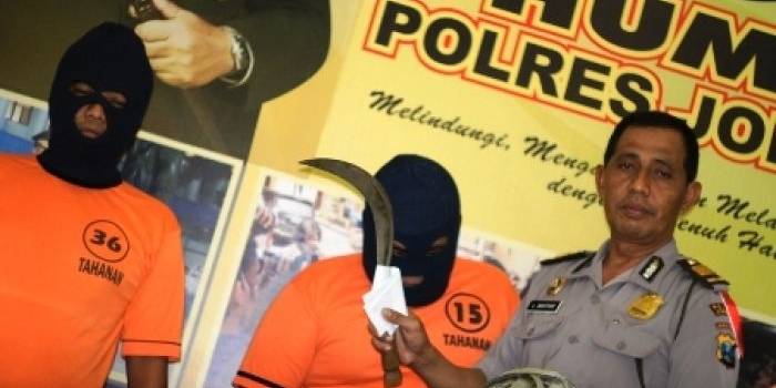 ?

Dua bajing loncat yang diamankan dan barang bukti. Foto:muhammad syafii/BANGSAONLINE
