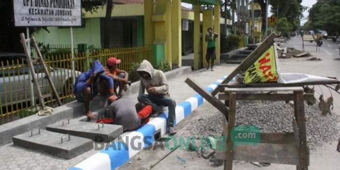 Drainase di Jl Pattimura, salah satu proyek PU Cipta Karya Tata Ruang Kebersihan dan Pertamanan Kabupaten Jombang yang masih belum selesai hingga Jumat (16/12). foto: ROMZA/ BANGSAONLINE
