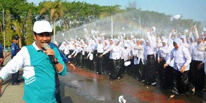 CPNS jalur K2 yang lulus pada tahun 2013 saat disemprot. foto: syuhud/BANGSAONLINE