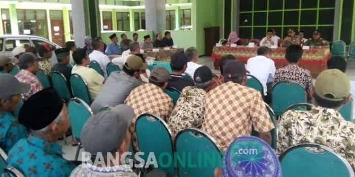 Suasana hearing antara warga Desa Rahayu dengan komisi C DPRD Tuban di kantor Kecamatan Soko. foto: SUWANDI/ BANGSAONLINE