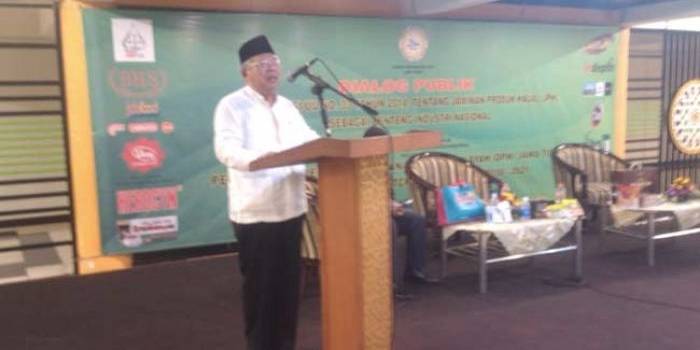 Ketua MUI KH Ma’ruf Amin jadi pembicara dalam dialog publik tentang jaminan produk halal di Masjid Al-Akbar Surabaya, Jumat (3/6). 