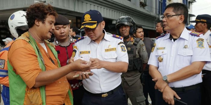 tindaklanjut-aduan-warga-dishub-surabaya-tertibkan-jukir-liar-dan-parkir-sembarangan-di-wilayah-ini