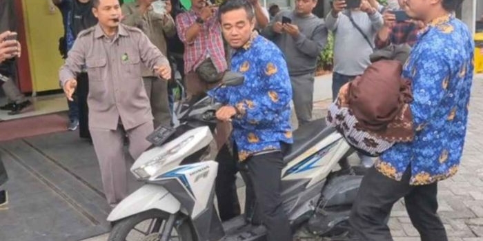 diduga-usai-santap-mbg-13-siswa-sman-2-lamongan-keracunan