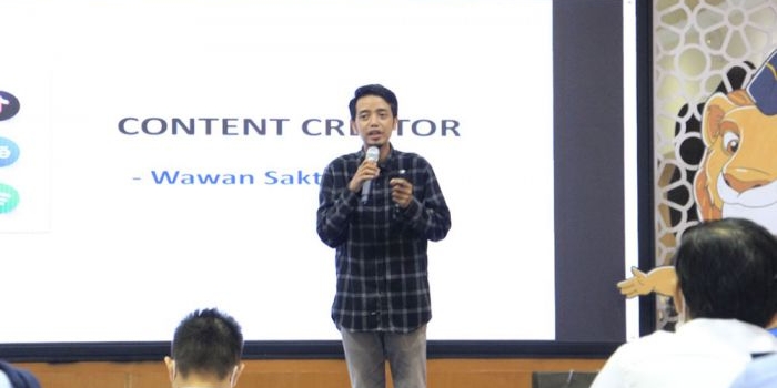 Konten kreator dan influencer Tiktok, Wawan Saktiawan, saat memaparkan cara membuat konten yang menarik.