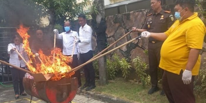 Pemusnahan barang bukti perkara inkrah yang dilakukan oleh Kejari Lamongan