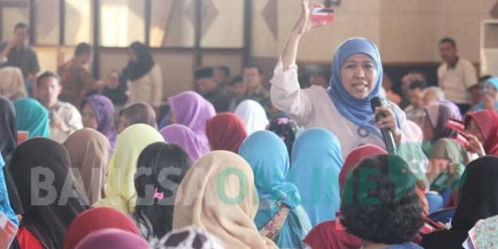 Mensos saat menunjukkan Kartu Keluarga Sejahtera (KKS) kepada Keluarga Penerima Manfaat (KPM) PKH. foto: SUWANDI/ BANGSAONLINE