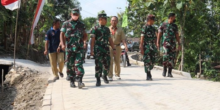 Danrem 081/DSJ bersama Dandim Ngawi saat mengecek hasil program TMMD ke-114.