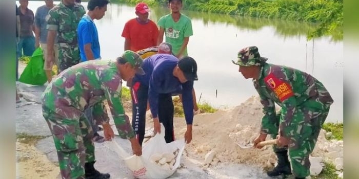 Perbaikan jalan di Desa Sidobinangun, Kecamatan Deket, Kabupaten Lamongan dilakukan gotong royong antara personel Kodim 0812 dengan warga.