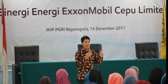 Hariwiyono saat memberi kuliah umum tentang perminyakan.