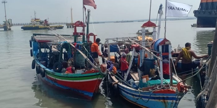 tangkap-ikan-pakai-jaring-trawl-3-kapal-nelayan-diamankan-satpolairud-polres-gresik