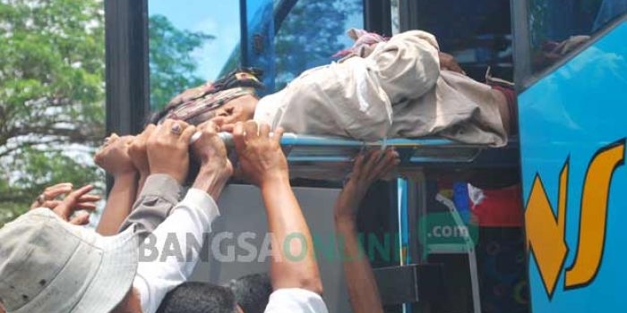 Korban saat dievakuasi dari bus.