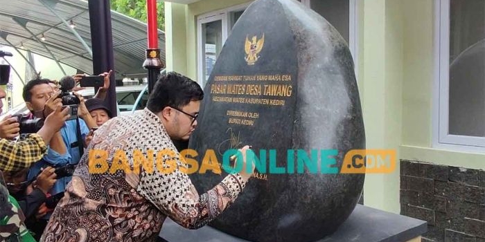 Bupati Kediri, Hanindhito Himawan Pramana, saat menandatangani prasasti tanda telah diresmikannya Pasar Wates. Foto: MUJI HARJITA/BANGSAONLINE