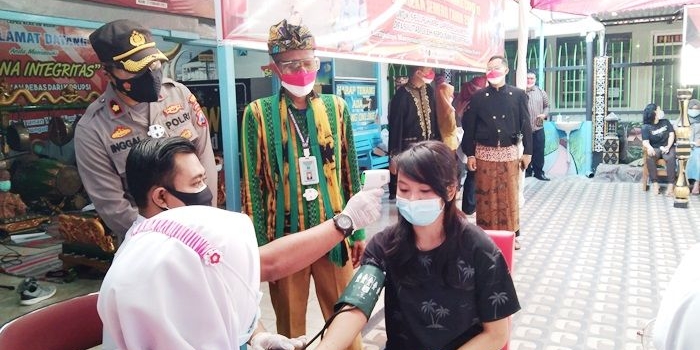 Kapolres Ngawi melihat langsung pelaksanaan vaksinasi di dalam Lapas Ngawi.