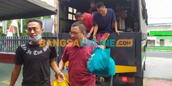 Kakak ipar korban, Soetikno (baju merah), saat tiba di Lapas Kelas IIB Jombang. Foto: AAN AMRULLOH/BANGSAONLINE