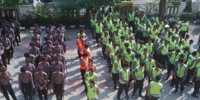 DISIAGAKAN – Personil polisi dari Polres Lamongan yang siap mengamankan pelantikan Anggota DPRD Kabupaten Lamongan 2014-2019, di gedung DPRD Lamongan, Minggu (24/8/2014) besok. foto : haris sugianto/BangsaOnline