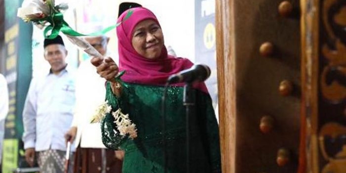 Gubernur Jawa Timur Khofifah Indar Parawansa memukul bedug dalam pembukaan Musyawarah Kerja Wilayah (Muskerwil) PWNU Jawa Timur dengan tema Konsolidasi Organisasi Percepatan Program Strategis Menuju Satu Abad Nahdhatul Ulama yang digelar di Pondok Pesantren Nurul Jadid, Kabupaten Probolinggo, Jumat (29/11) malam. foto: istimewa/ bangsaonline.com