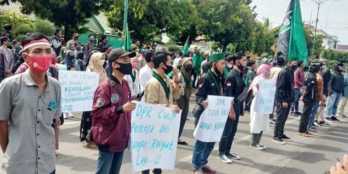 Aksi Himpunan Mahasiswa Islam (HMI) Cabang Sumenep saat menggelar demo di depan gedung kantor DPRD Kabupaten Sumenep.