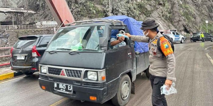 antisipasi-abu-vulkanik-erupsi-semeru-tim-sar-polda-jatim-bagikan-masker-ke-masyarakat