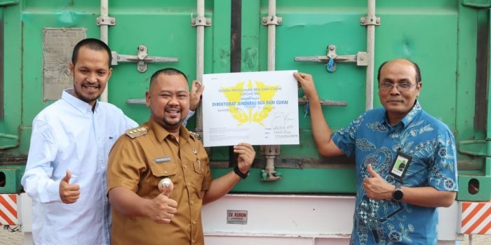 bupati-gresik-lepas-ekspor-perdana-pakan-ternak-pt-aji-bakuh-anugerah-ke-malaysia
