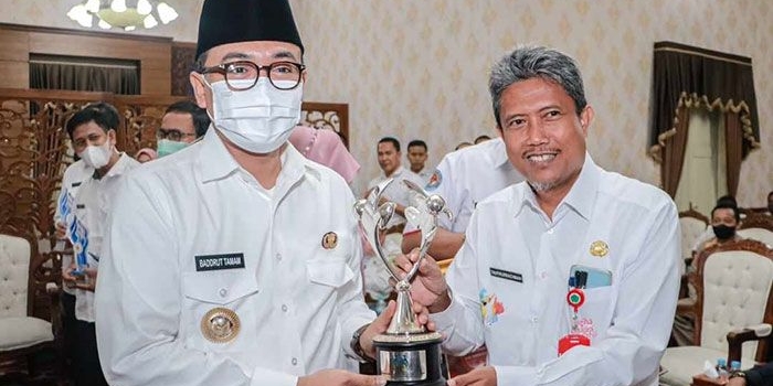 Bupati Pamekasan, Baddrut Tamam,  saat menerima penghargaan Inotek Award bagi 6 OPD di lingkup Pemkab Pamekasan.