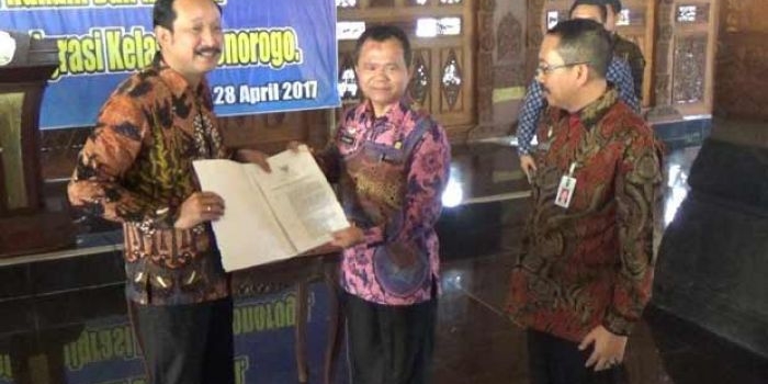 Bupati Ponorogo saat menyerahkan dokumen hibah tanah kepada Dirjen Imigrasi.