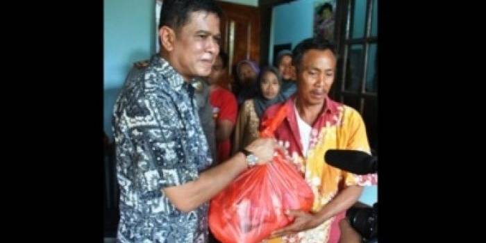 Bupati Nganjuk Drs H Taufiqqurohman memberikan bantuan kepada korban tanah longsor di Desa Ngetos. (Soewandito/BANGSAONLINE)